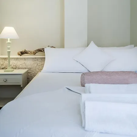 Oceanis Adamantas (Milos)